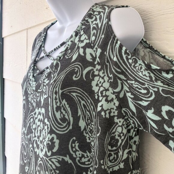 Sew in Love Paisley Softness Lrg Short Sleeve Cold Shoulder Tunic Embellished V - Picture 4 of 11